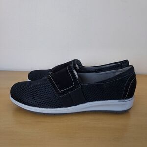 NIB Walking Cradles Obi Black Mesh Nubuck Size 7 1/2 B,M Slip-on Sneakers